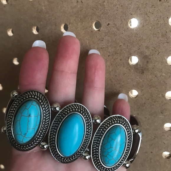 Large stretchy turquoise crackle bracelet.